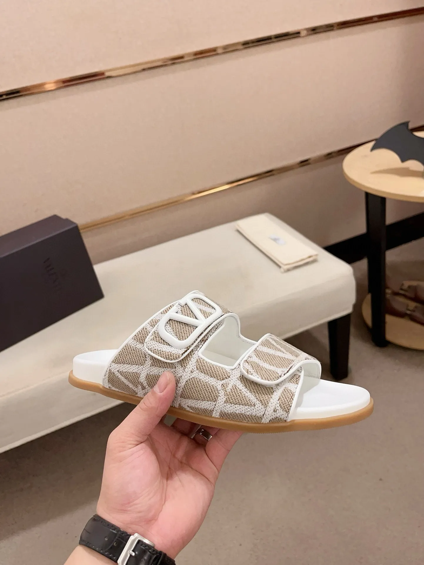 Men's shoes💰: 440💰[Valentino] New men's boutique slippers, counter quality, classic plaid, the actual workmanship is quite complex🔰The uppers are made of imported fabrics➕🐑Sheepskin lining, which tests the craftsman's craftsmanship➕original PU outsole. Size: 38-44 (45 can be customized, non-refundable)
